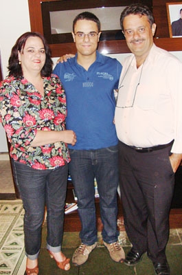 Mamãe Sônia e papai Cloves Plácido Barbosa com o filho Guilherme (hoje notícia por aqui)